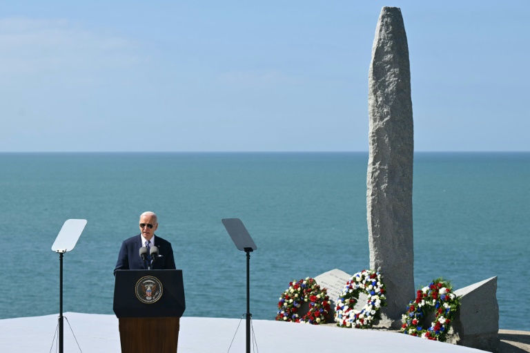 Le président américain Joe Biden lors d'un discours à la Pointe du Hoc, le 7 juin 2024 à Cricqueville-en-Bessin, dans le Calvados