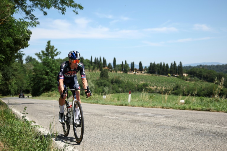 Le coureur cycliste slovène Primoz Roglic lors d'un entraînement avant le 111e Tour de France, près de Florence, le 28 juin 2024