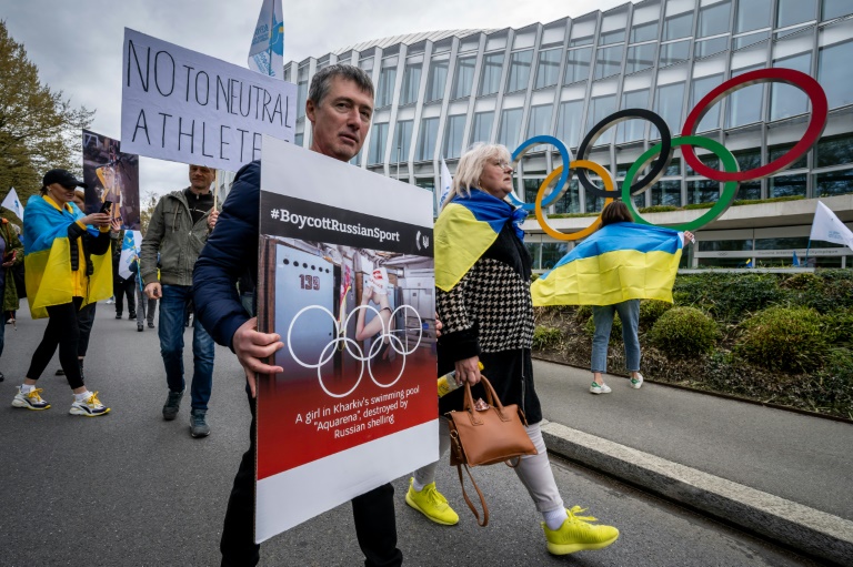 Des Ukrainiens manifestent devant le siège du CIO à Lausanne le 25 mars 2024