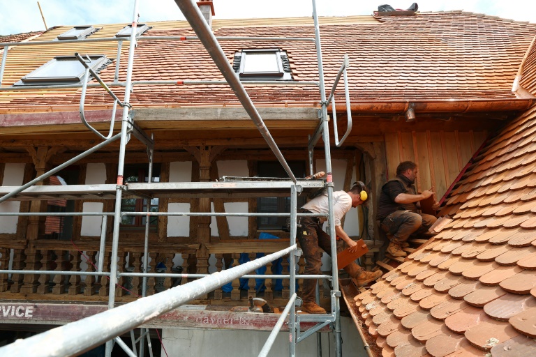 Des artisans rénovent une maison alsacienne à Uttwiller, le 22 mai 2024 dans le Bas-Rhin