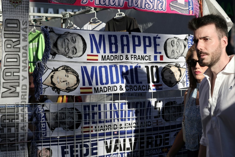 Stand vendant des écharpes au nom de Kylian Mbappé à l'extérieur du stade Santiago Bernabeu, le 1er juin 2024 à Madrid