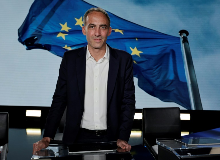 Raphaël Glucksmann, tête de liste PS-Place publique, pose le 4 juin 2024 avant un débat organisé sur France 2, à Aubervilliers, près de Paris