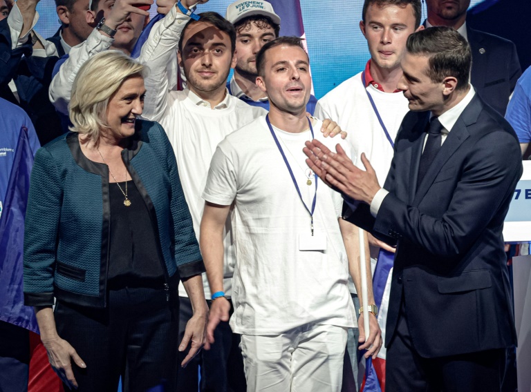 Le président du Rassemblement national (RN) Jordan Bardella (D) et Marine Le Pen (G) lors d'un meeting de campagne pour les élections européennes, le 2 juin 2024 à Paris