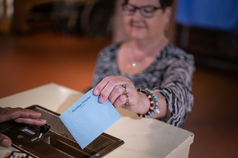 Une électrice vote au 1er tour des législatives à Wissembourg, le 30 juin 2024 dans le Bas-Rhin