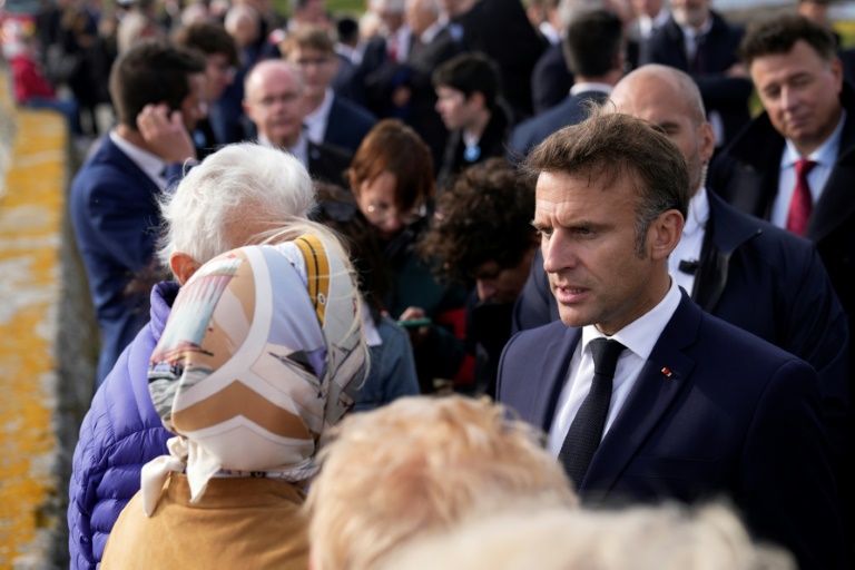Emmanuel Macron lors d'un déplacement sur l'île de Sein (Finistère) pour commémorer le 84e anniversaire de l'Appel du 18 Juin du général De Gaulle