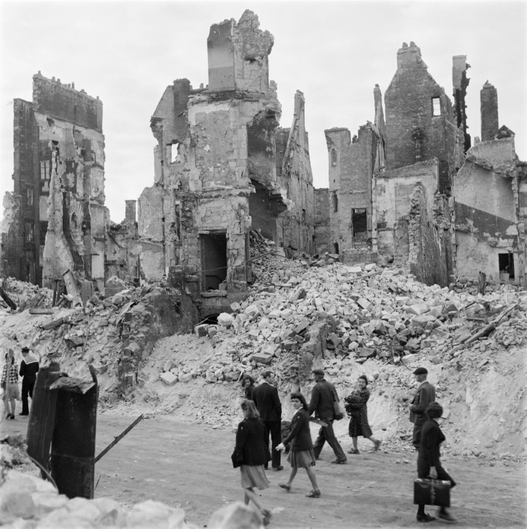Des habitants au milieu des ruines de la ville de Caen en octobre 1944 pendant la Seconde Guerre mondiale