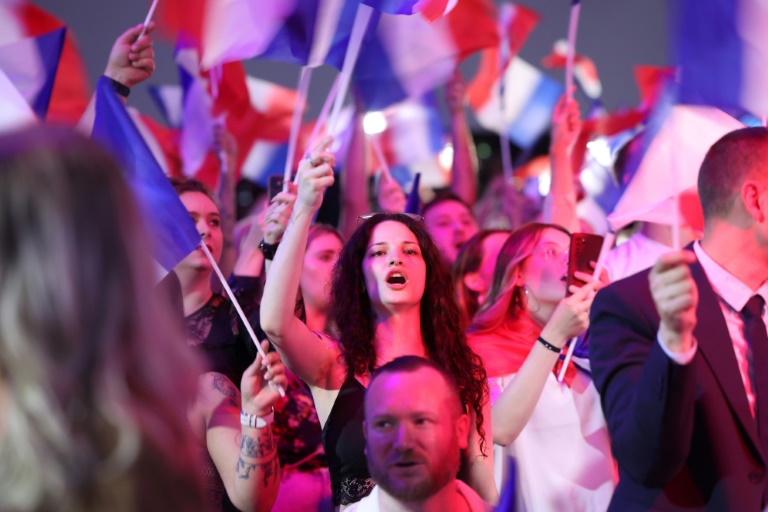 Des partisans du Rassemblement national (RN) fêtent les résultats du 1er tour des législatives donnant le RN largement en tête, le 30 juin 202 à Hénin-Beaumont, dans le Pays-de-Calais