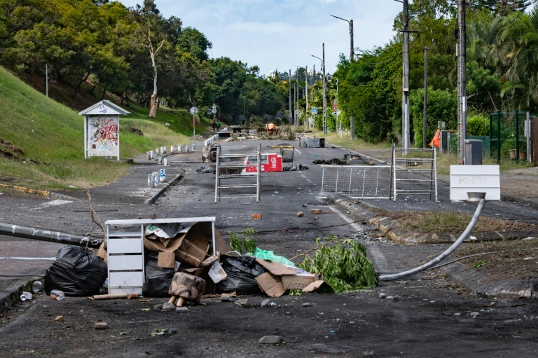 Un barrage sur une route du quartier de Jacaranda, le 2 juin 2024 à Dumbéa, en Nouvelle-Calédonie