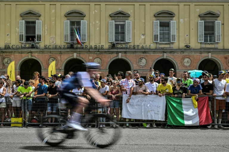 Les spectateurs patientent au départ du Tour de France samedi, à Florence