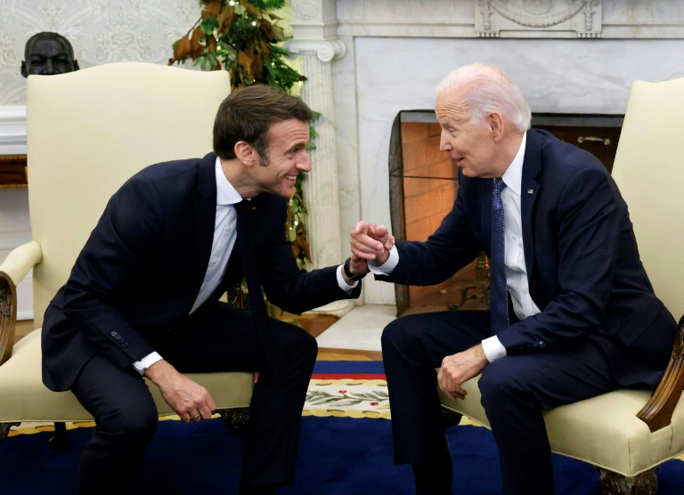 Le président américain Joe Biden (d) rencontre le président français Emmanuel Macron dans le bureau ovale de la Maison Blanche à Washington, le 1er décembre 2022