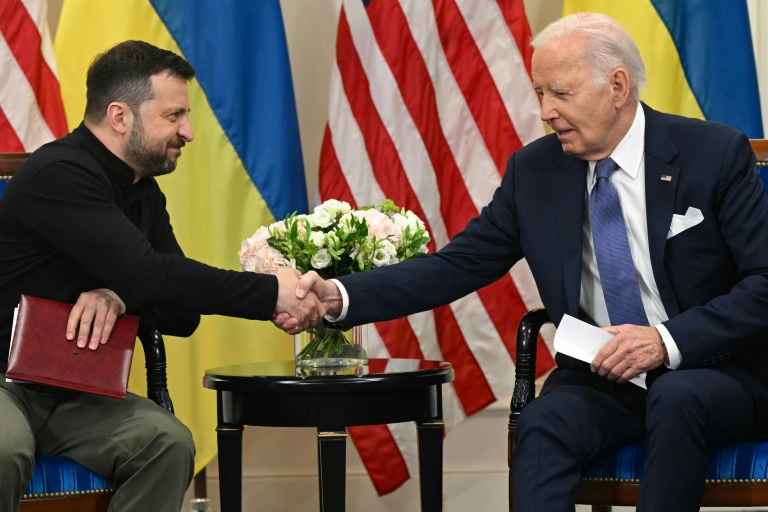 Le président américain Joe Biden et son homologue ukrainien Volodymyr Zelensky (g) lors d'une rencontre à Paris, le 7 juin 2024