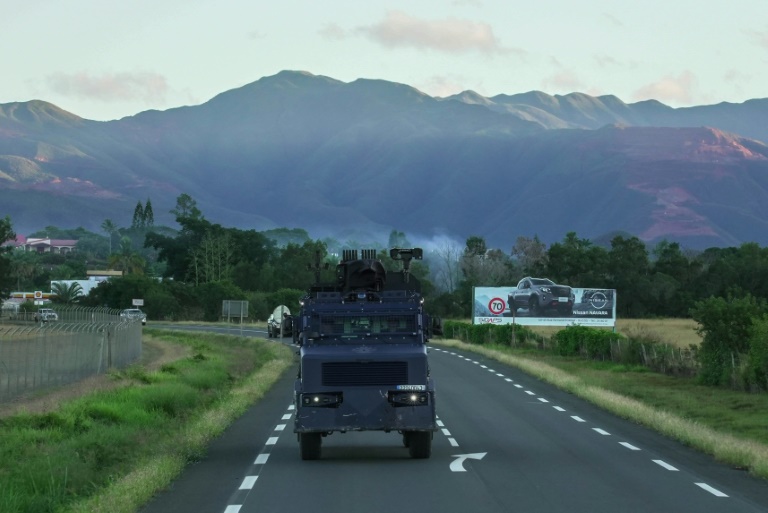 Un blindé de la gendarmerie française au cours d'une mission de sécurisation sur un axe menant à l'aéroport de Nouméa, le 7 juin 2024