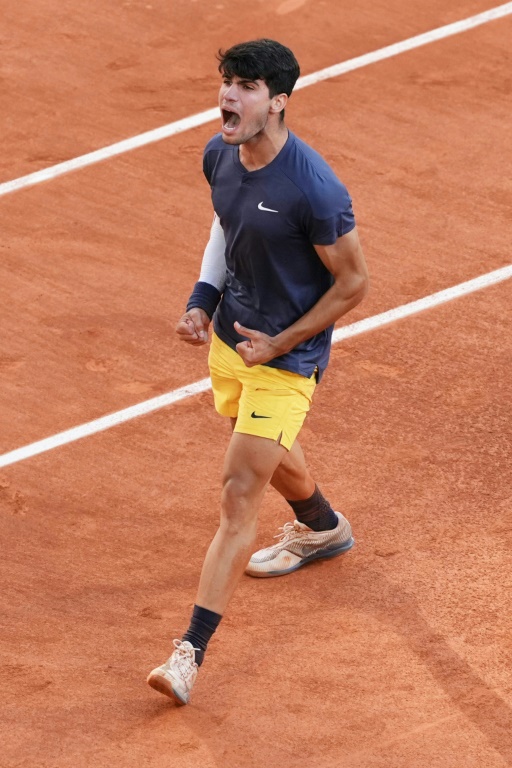 Carlos Alcaraz après sa victoire contre Alexander Zverev en finale de Roland-Garros, le 9 juin 2024 à Paris