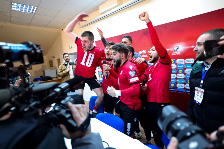 Des joueurs géorgiens célèbrent leur qualification pour l'Euro-2024 après leur victoire en barrage contre la Grèce le 26 mars 2024