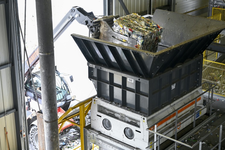 Les balles de déchets sont insérées dans une machine commençant leur parcours dans le centre de surtri d'Epinal, le 28 juin 2024