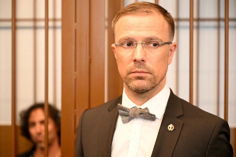 L'avocat de Laurent Vinatier (G) Alexei Sinitsin lors de son audience de détention provisoire à Moscou le 7 juin 2024