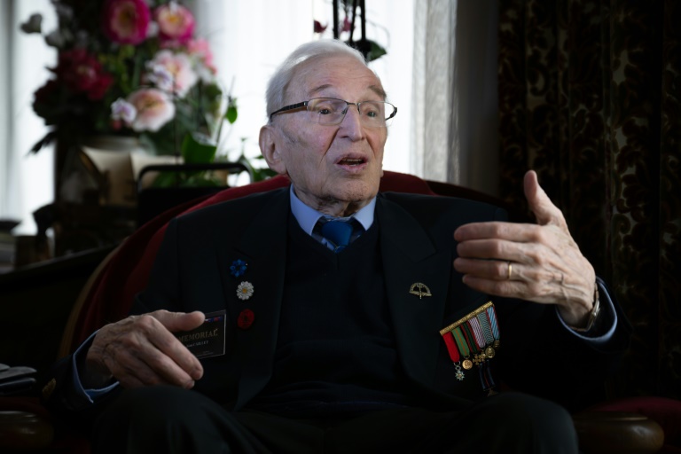 Le résistant de la Seconde Guerre mondiale Jean Caillet lors d'une interview chez lui à Dieppe, le 28 mai 2024 en Seine-Maritime