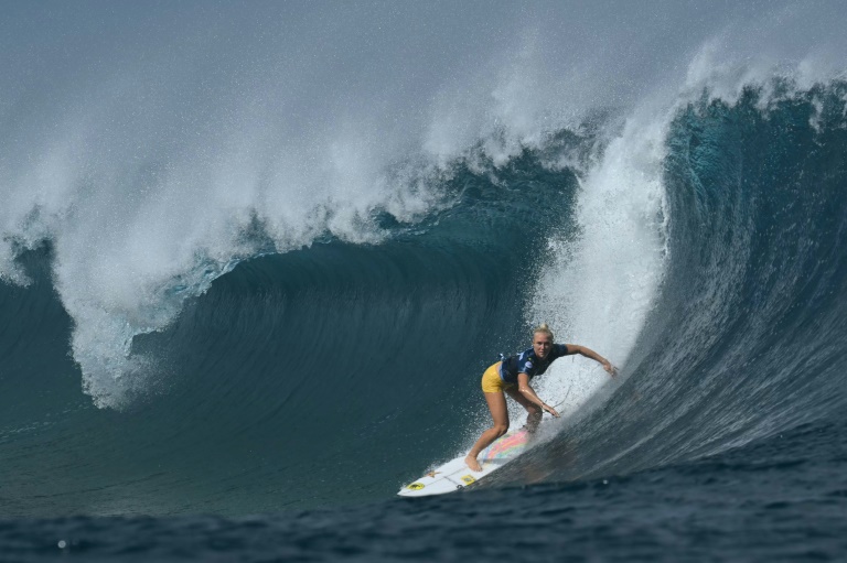 La Brésilienne Tatiana Weston-Webb participe au Tahiti Pro de surf à Teahupo'o, à Tahiti, le 29 mai 2024