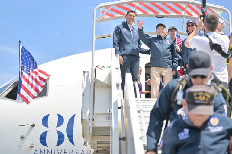 Arrivée d'une cinquantaine de vétérans américains à l'aéroport de Deauville, à Saint-Gatien-des-Bois, dans le Calvados, le 3 juin 2024