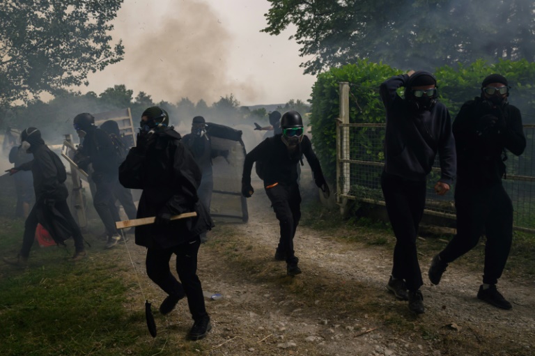 Affrontements entre militants et forces de l'ordre, lors d'une manifestation contre la future autoroute A69, près de Puylaurence (Tarn), le 8 juin 2024