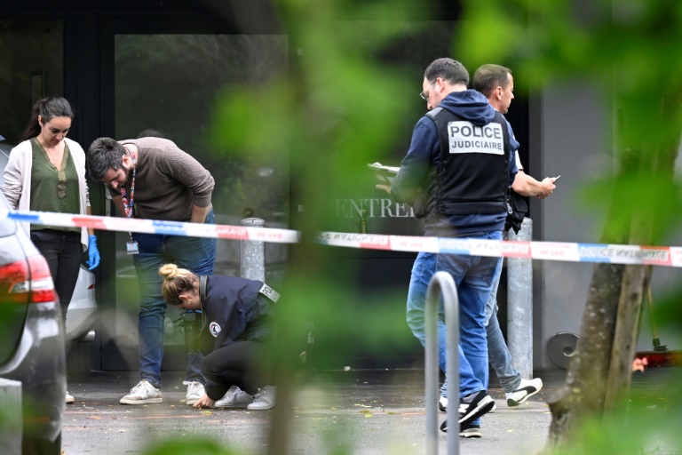 Des policiers sur le site de la fusillade intervenue la nuit précédente lors d'un mariage à Thionville en Moselle le 30 juin 2024