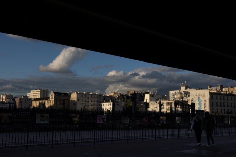 Vue d'habitations à Paris le 5 mai 2024