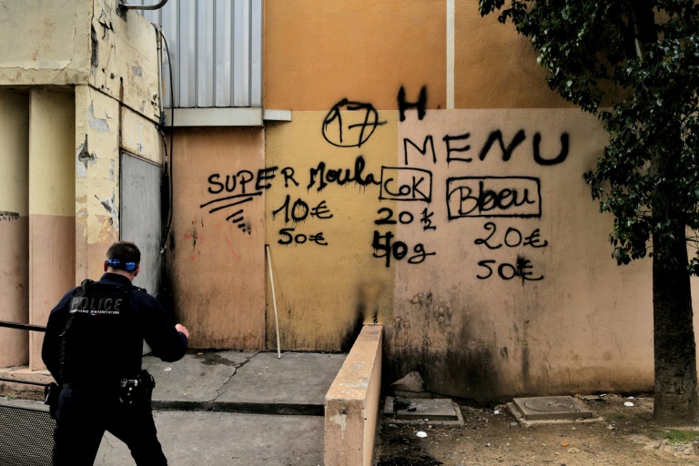 Les tarifs de plusieurs drogues affichés sur les murs d'un point de vente, à Nice, le 12 janvier 2023