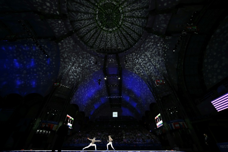 Les Françaises Sara Balzer et Manon Apithy-Brunet en finale olympique du sabre, à Paris, le 29 juillet 2024