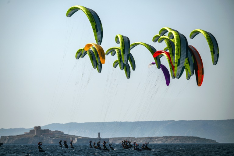 Des kitesurfeurs participent à l'épreuve test de voile des Jeux Olympiques de Paris 2024 à la marina du Roucas Blanc à Marseille, le 10 juillet 2023