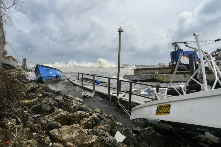 Des bateaux de pêche endommagés près du marché aux poissons de Bridgetown à la Barbade, après le passage de l'ouragan Béryl le 1er juillet 2024.