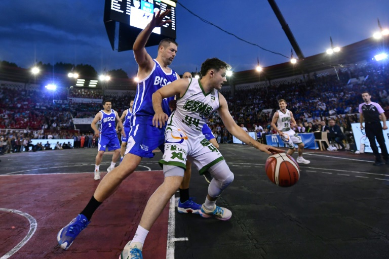 Alexandre Darrieutort, de l'Elan Souemontain Montgaillardais Sarrazietois, lors de la finale de la Coupe des Landes de basket le 1er juin 2024 aux arènes de Mont-de-Marsan