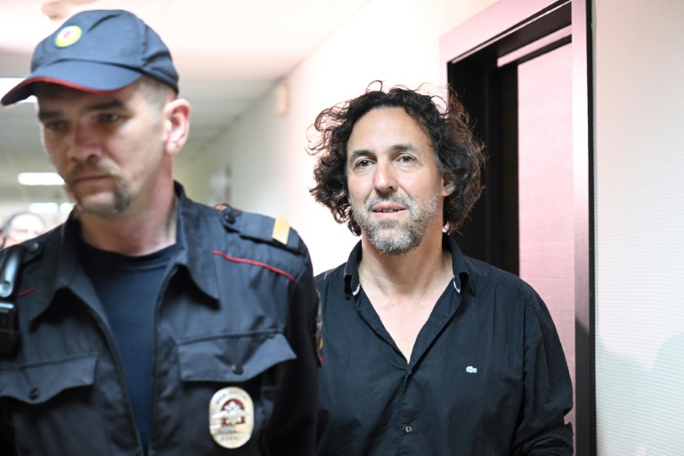 Le Français Laurent Vinatier (d) escorté au tribunal pour son audience de détention provisoire, le 7 juin 2024 à Moscou