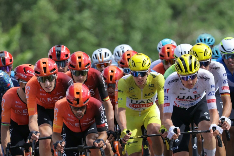 Le maillot jaune Tadej Pogacar (au centre) lors de la 6e étape du Tour de France entre Mâcon et Dijon, le 4 juillet 2024