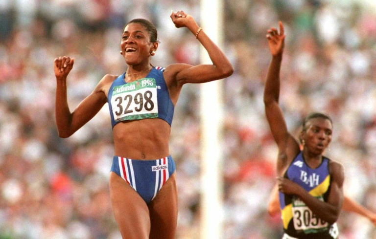 La sprinteuse française Marie-Jose Perec (à gauche) lors de sa victoire au 400m  femmes lors des Jeux olympiques d'Atlanta (Etats-Unis) le 29 juillet 1996