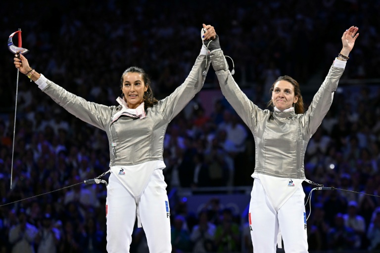 Les escrimeuses française Manon Apithy-Brunet (à droite) et Sara Balzer (à gauche) après la finale olympique du sabre, le 29 juillet 2024 à Paris