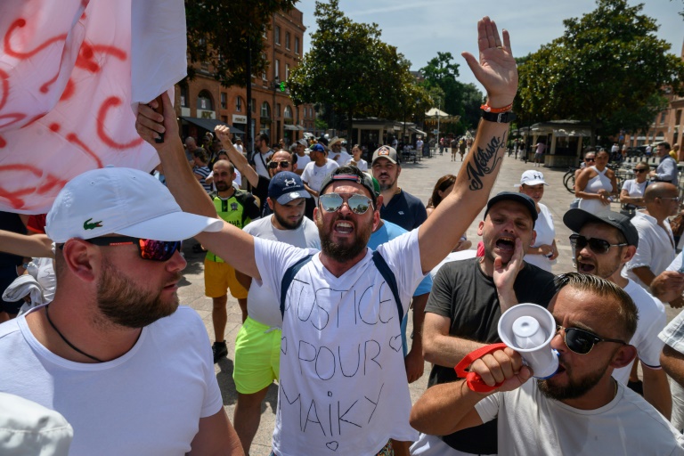 Des membres de la communauté des gens du voyage participent à une marche blanche à Toulouse, le 30 juillet 2024, après la mort de Maïcky Loerch tué par un gendarme lors d'un contrôle routier quelques jours plus tôt