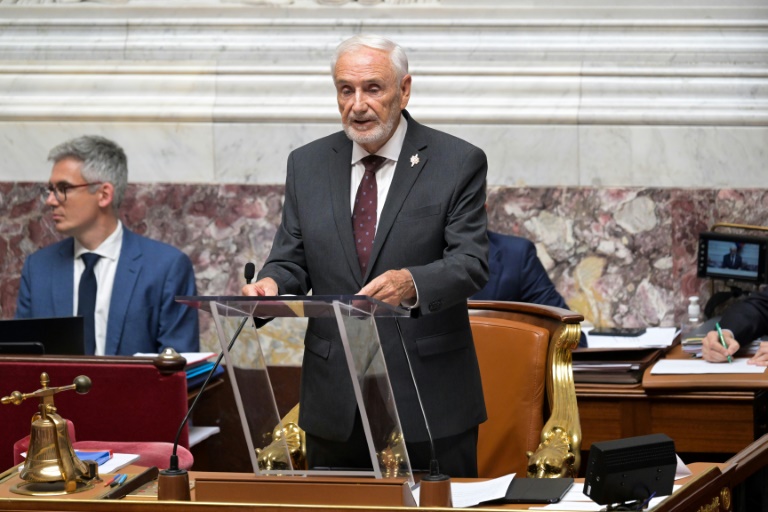 le doyen RN José Gonzalez fait une déclaration avant le vote pour l'élection du président de l'Assemblée nationale, le 18 juillet 2024 à Paris