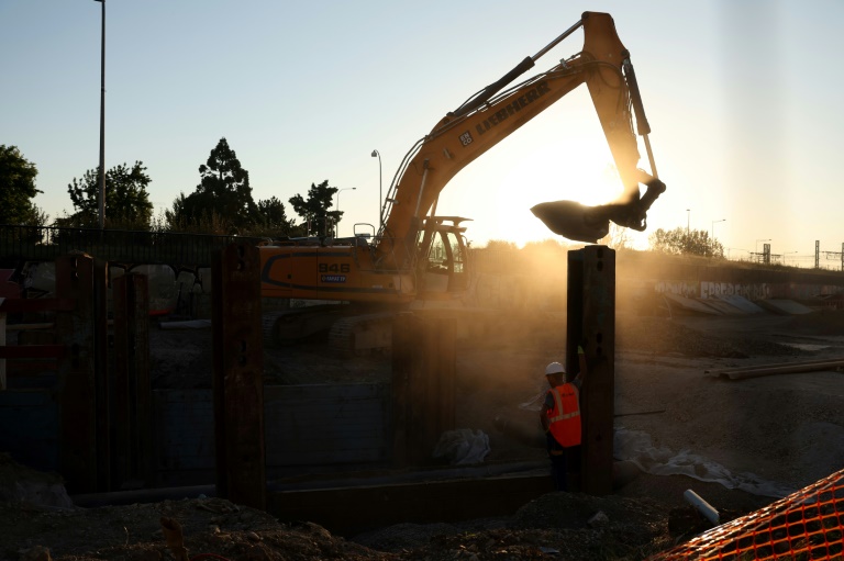 Un ouvrier du BTP sur un chantier à l'aube pour éviter les trop fortes chaleurs le 21 août 2023 à Bordeaux