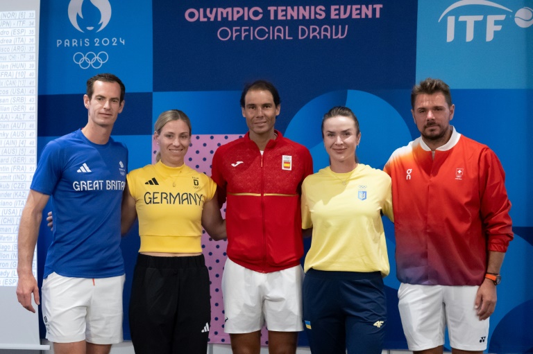 Quelques stars du tennis mondial (de g. à dr.) Andy Murray, Angelique Kerber, Rafa Nadal, Elina Svitolina et Stan Wawrinka à Roland-Garros le 25 juillet 2024 pour le tirage au sort du tournoi olympique