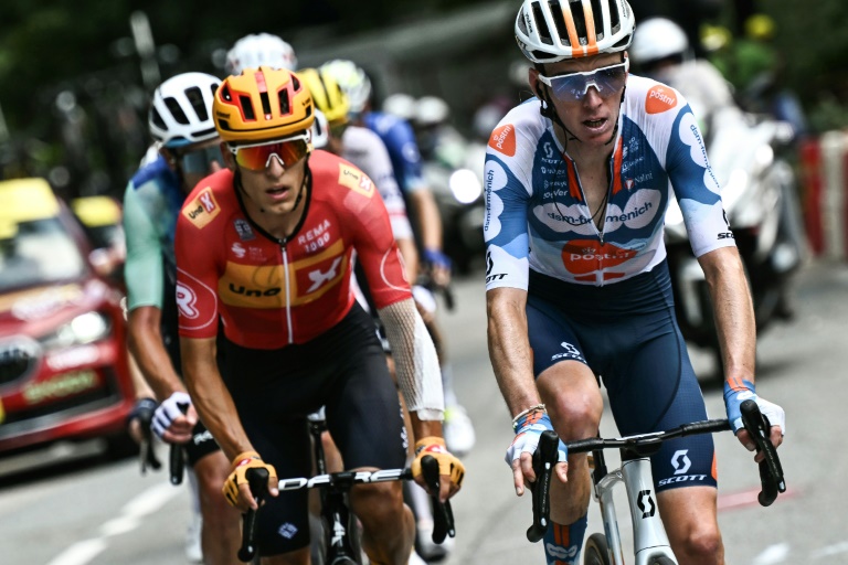 Le coureur français Romain Bardet (à droite) lors de l'ascension du Col de la Colmiane lors de la 20e étape du Tour de France, le 20 juillet 2024