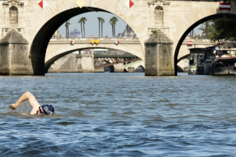 Un habitant nage dans la Seine, à Paris, le 17 juillet 2024