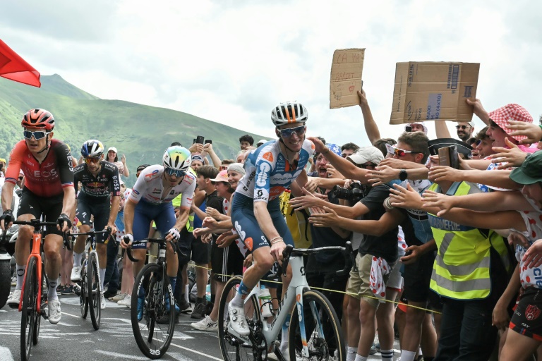 Le coureur français Romain Bardet (au centre) lors de la 11e étape du Tour de France, entre  Évaux-les-Bains et Le Lioran, le 10 juillet 2024