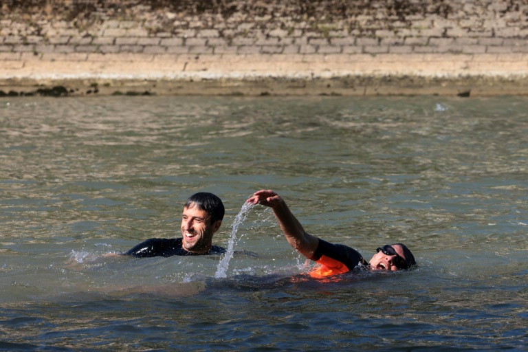 La maire de Paris Anne Hidalgo se baigne dans la Seine avec le président du comité d'organisation des Jeux olympiques Tony Estanguet, le 17 juillet 2024