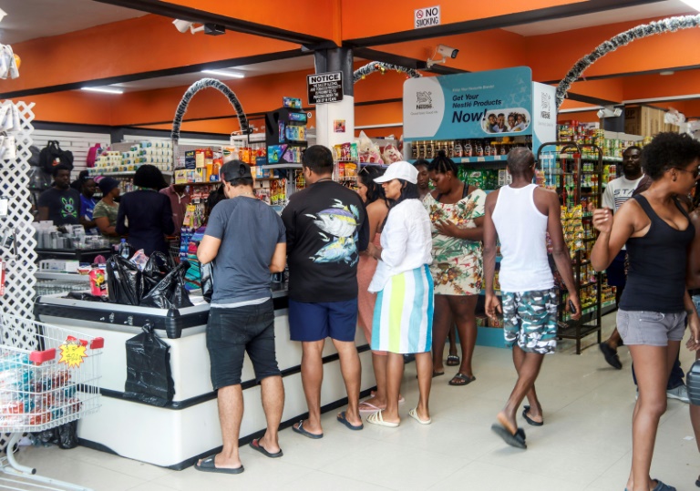 Des clients font des provisions dans un spermarché avant le passage de l'ouragan Béryl, à Scarborough, le 1er juillet 2024 à Trinidad et Tobago