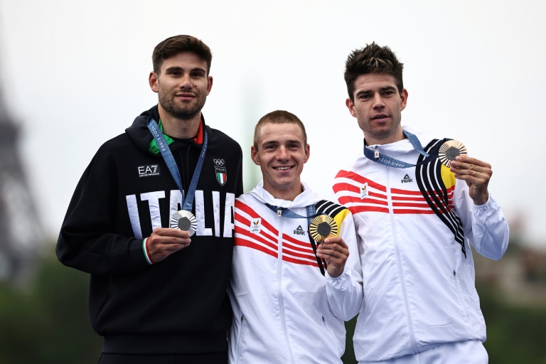 L'Italien Filippo Ganna (à gauche), les Belge Remco Evenepoel (au centre) et Wout van Aert (à droite) sur le podium du contre-la-montre des JO-2024, le 27 juillet 2024 à Paris