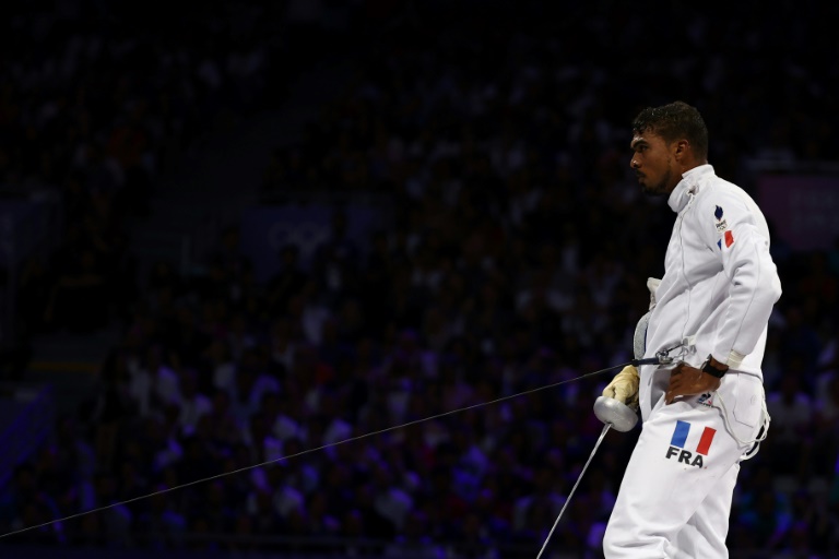 Le Français Yannick Borel après sa défaite en finale de l'épée aux JO-2024 au Grand Palais le 28 juillet 2024 à Paris