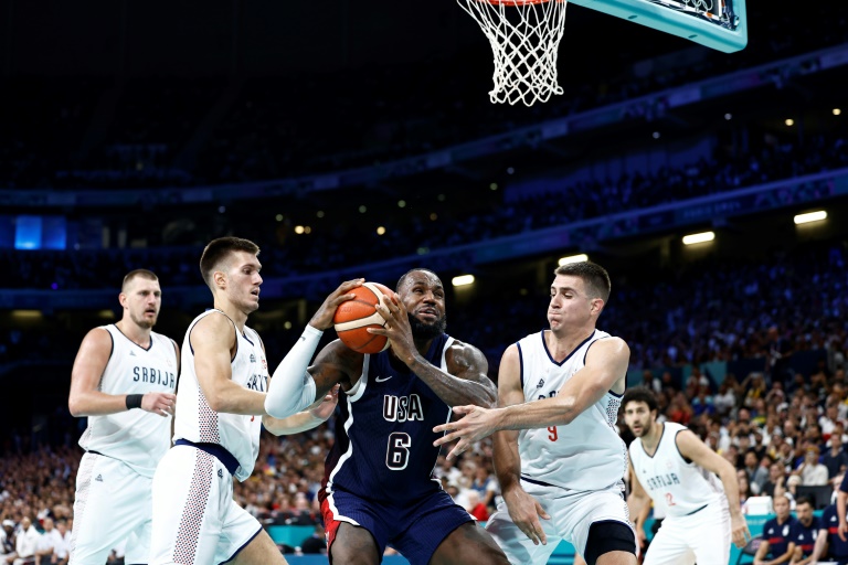 Le basketteur américain LeBron James tente de monter au panier lors de la rencontre des Jeux olympiques de Paris entre les États-Unis et la Serbie, à Villeneuve-d'Ascq, en France, le 28 juillet 2024