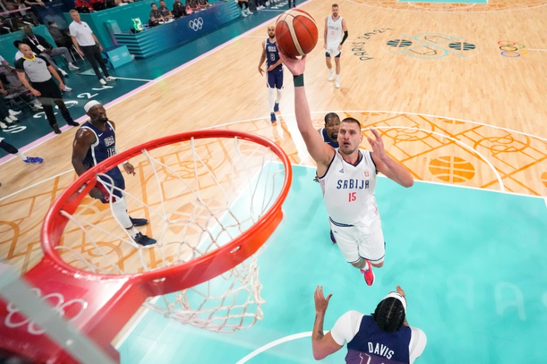 Le Serbe Nikola Jokic monte au panier lors de la rencontre des Jeux olympiques de Paris entre les États-Unis et la Serbie, à Villeneuve-d'Ascq, en France, le 28 juillet 2024