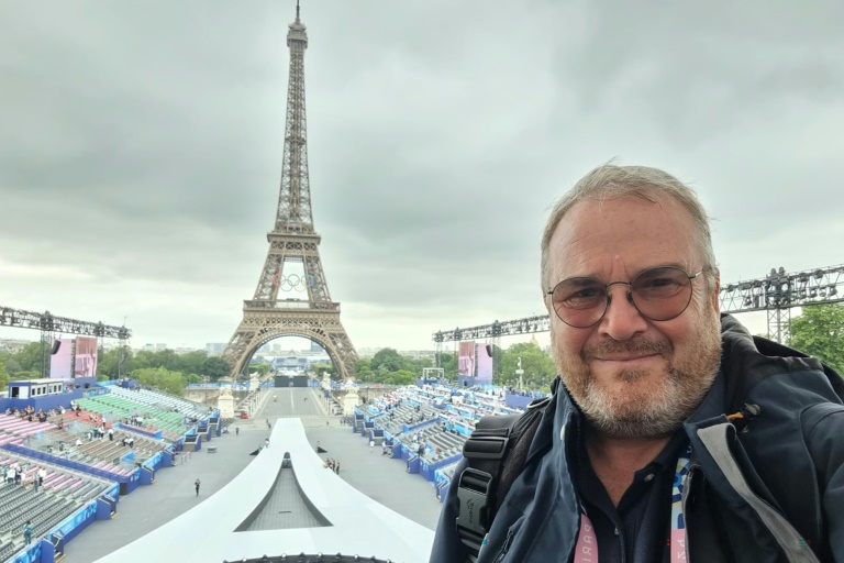 Le photographe de l'Agence France-Presse Ludovic Marin prend un selfie avant la cérémonie d'ouverture des JO, le 26 juillet 2024 à Paris