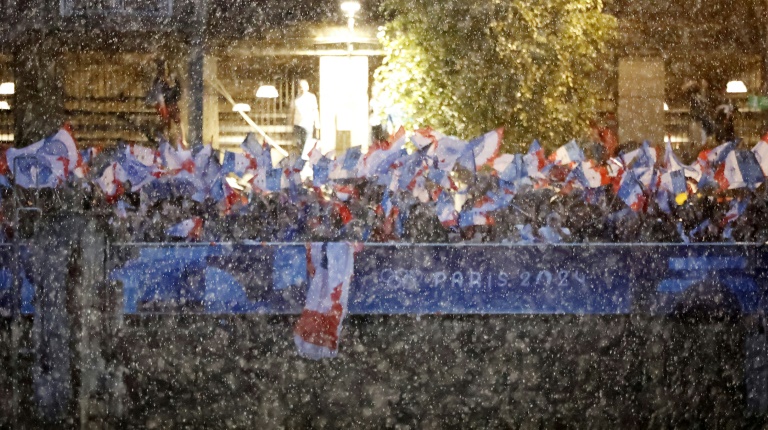 Des spectateurs lors de la cérémonie d'ouverture des JO à Paris le 26 juillet 2024